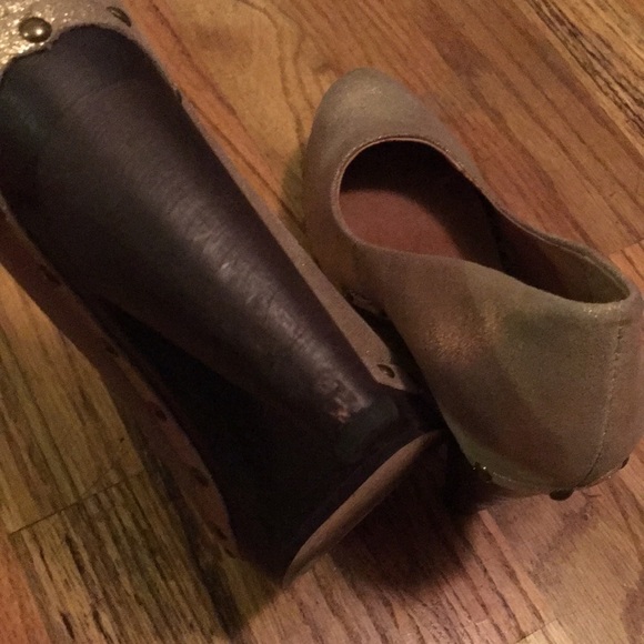 💥SALE💥 Pinup chic metallic gold heels - Picture 7 of 7